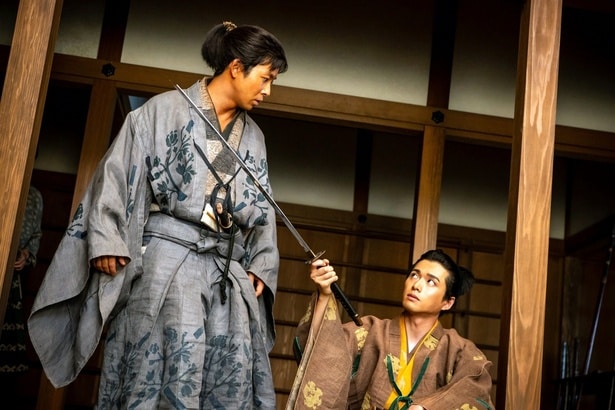 仲野太賀“小一郎”は池松壮亮“藤吉郎”を救うべく、松尾諭“大沢”の無実の証明に奔走する<豊臣兄弟!>