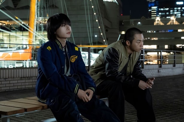 高橋侃“マツ”の恋人に二股疑惑が浮上し、大西流星“ロン”は頭を悩ませる「ロマンス詐欺っていうのが増えてるらしい」<横浜ネイバーズ>