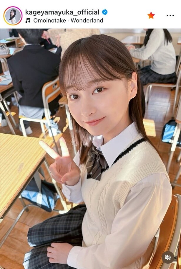 【写真】影山優佳、“清楚な女子高校生”制服で胸キュン必至の笑顔を見せる姿
