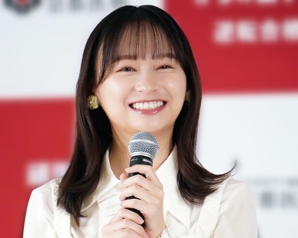 教室でピースがまぶしい…影山優佳、“清楚な女子高校生”制服で胸キュン必至の笑顔を見せる姿を公開
