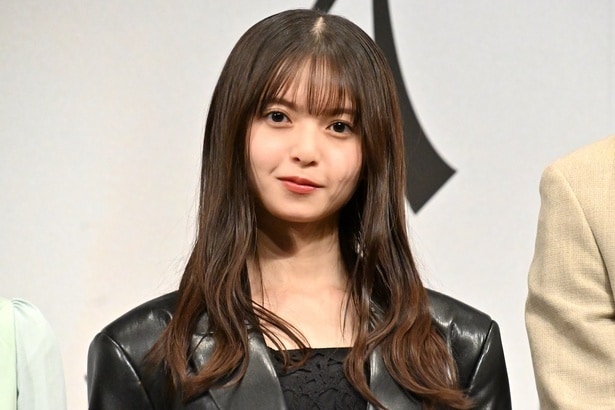 “つぶらな瞳”がインパクト…齋藤飛鳥、魅力溢れる“トレンチコート”コーデ姿に5万3千超の「いいね！」