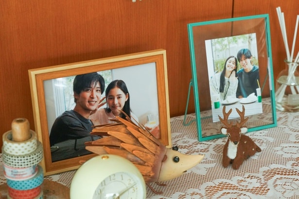 漆原(目黒蓮)と亡くなった妻・遥(新木優子)の写真