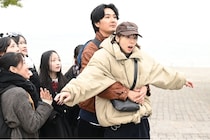 松田龍平“洋輔”＆夏帆“リカ”、再会エピソードに「キュン」「終わり方最高に好き」の声＜探偵さん、リュック開いてますよ＞