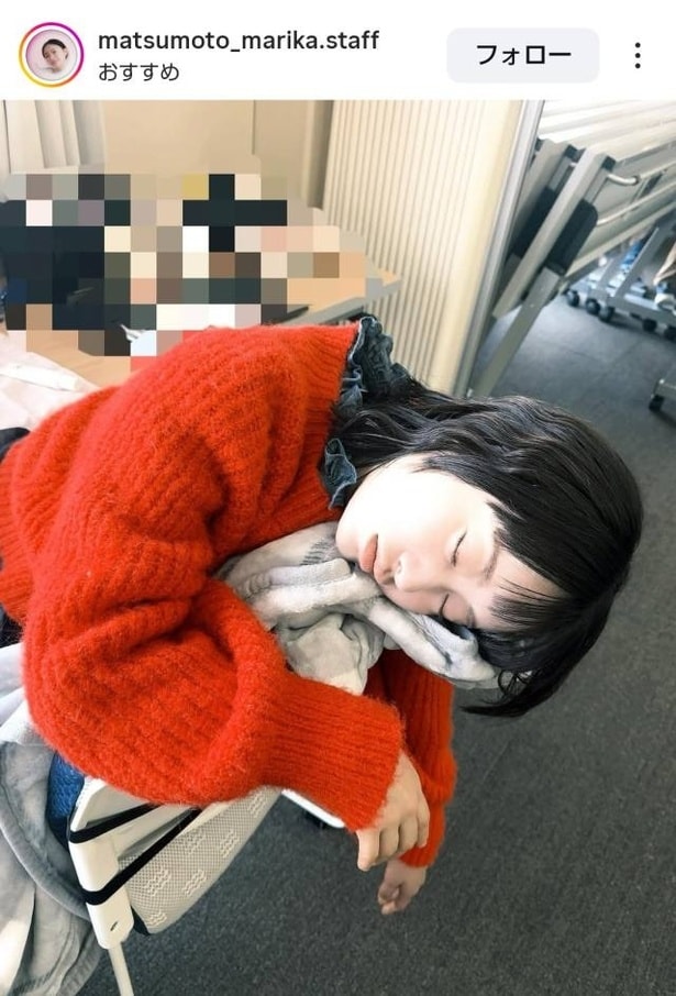 【写真】松本まりか、撮影合間のお昼寝中の寝顔ショット