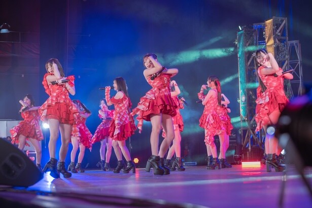 「盛れ！ミ・アモーレ」をパフォーマンス