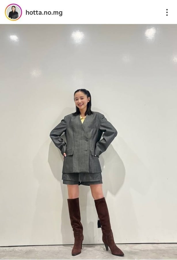 【写真】堀田真由、ロングブーツで美脚際立つセットアップコーデ