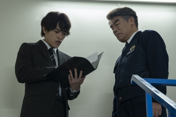 欽太(原嘉孝)に容疑者リストを渡す神奈川県警の須藤(村田雄浩)