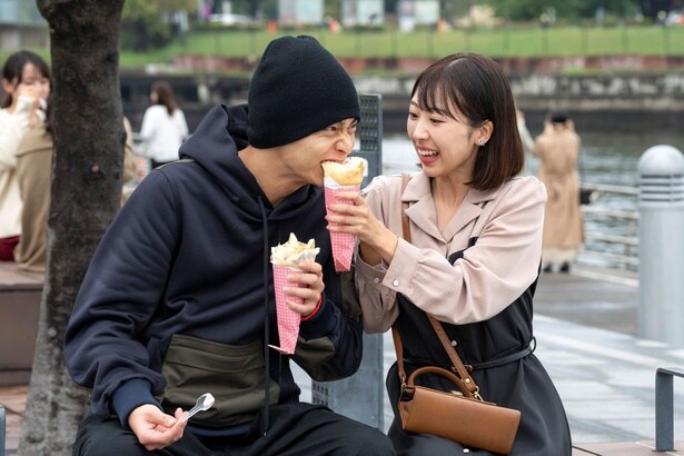 マツ(高橋侃)とシオン(古澤メイ)の幸せなデートシーン