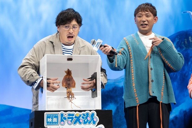 「箱の中身はなんだろなゲーム」でビビりながら箱に手を入れる平子祐希