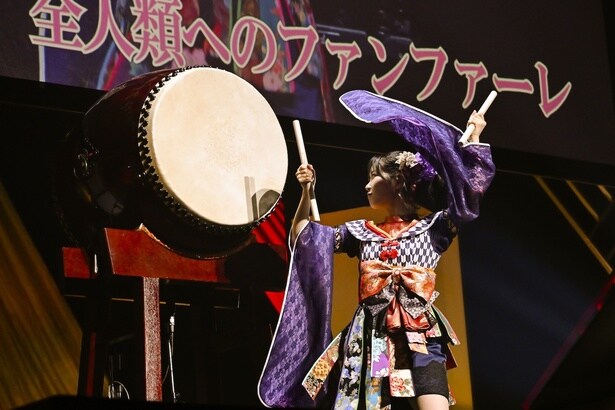 「東山奈央が和太鼓を演奏