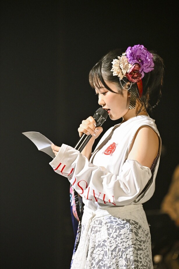 2027年の歌手活動10周年をもって、歌手活動を休むことを発表し、手紙を読む東山奈央