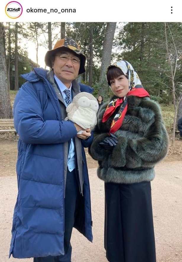 【写真】大地真央と高橋克実の間から、遠くの方でひょっこり顔を出す松嶋菜々子