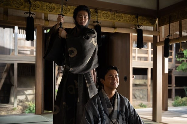 小一郎(仲野太賀)に刀を向ける大沢(松尾諭)