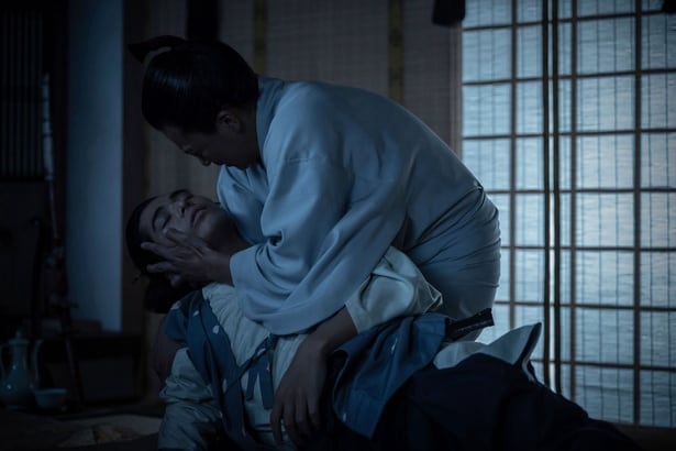 信長(小栗旬)、弟・信勝(中沢元紀)を抱えて涙の叫び