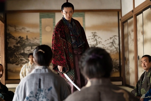 信長(小栗旬)、刀を構える緊迫のシーン