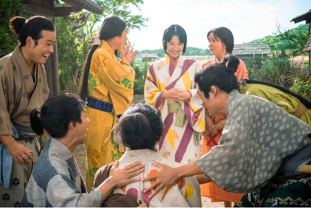 藤吉郎(池松壮亮)のプロポーズに喜ぶ寧々(浜辺美波)たち