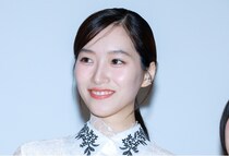 片岡凜、お団子ヘア＆パンダのぬいぐるみを抱く姿に「パンダがうらやましい」の声＜パンダより恋が苦手な私たち＞