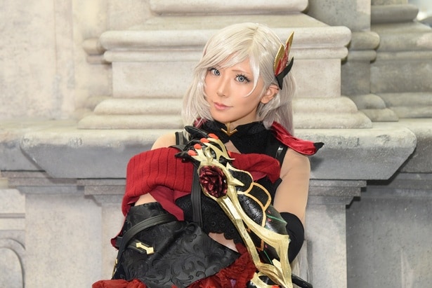 褐色肌の再現にこだわる“フィオリト”コスプレ「全身の色味を合わせることを意識しました」＜グラブルフェス＞