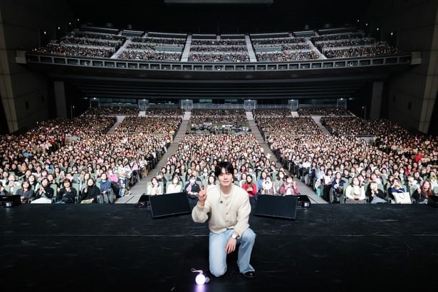 集まったファンと一緒に記念撮影