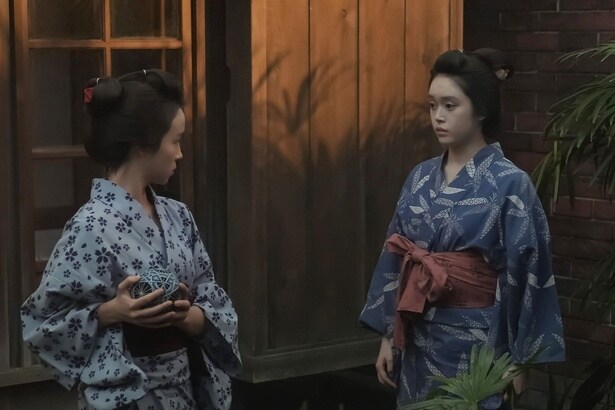 クマ(夏目透羽)、トキ(高石あかり)が遊ぼうとしていた手毬を取り上げる