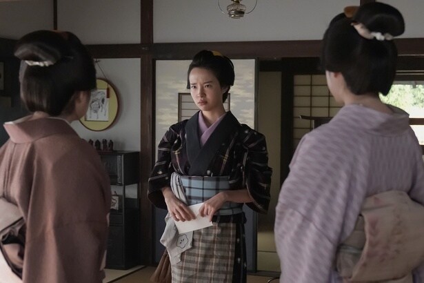 女中・クマ(夏目透羽)、トキ(高石あかり)たちの暮らしを1人で支えようと奮闘する