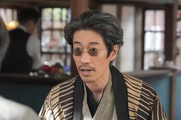 司之介(岡部たかし)が大金を渡した怪しげな男・荒金九州男(夙川アトム)