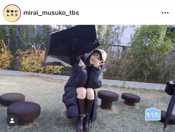 【写真】天野優カメラマンが大友花恋を撮影、笑顔がかわいいオフショット