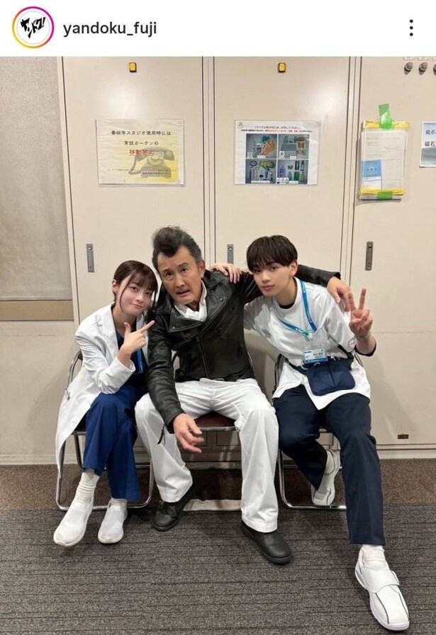 【写真】橋本環奈&宮世琉弥、つっぱりスタイルの吉田鋼太郎と仲良し3ショット