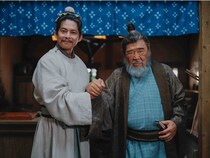 重厚感と貫禄に満ちた姿で織田裕二“宋江”と並び立つ…原作者・北方謙三氏が第2話にカメオ出演＜北方謙三　水滸伝＞