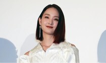 メガネでギャップ増し…剛力彩芽、“細縁メガネ×美脚”のスクールテイストのコーデに「オシャレ」の声