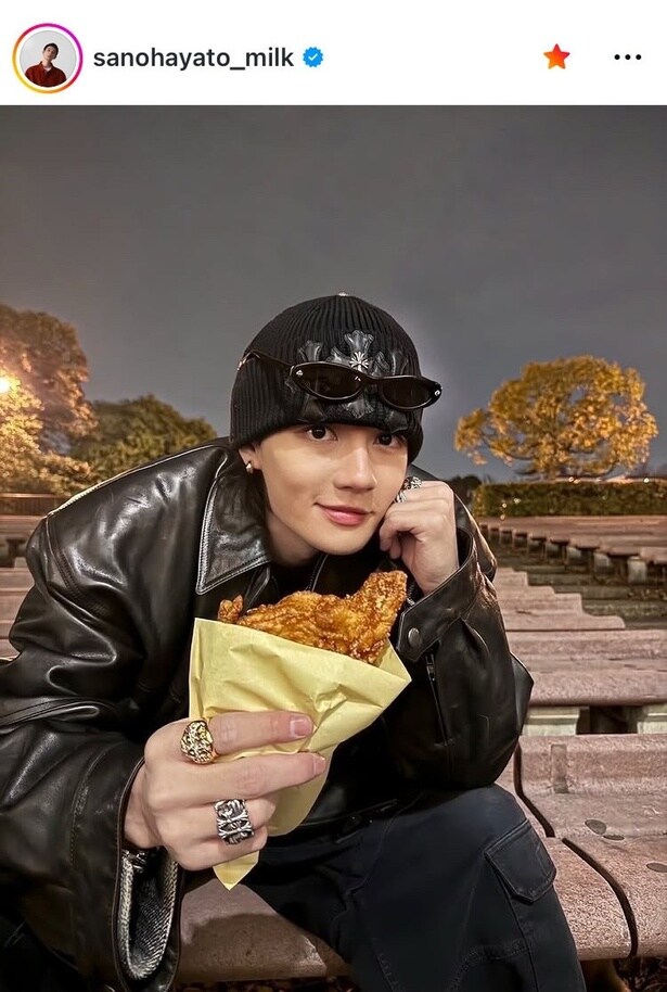 【写真】M!LK・佐野勇斗、“ジャンボ竜田揚げ”を手に夜の革ジャン姿