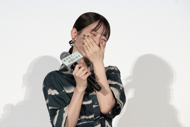 大きなスクリーンに映し出された目黒蓮の姿を見て笑いが止まらない浜辺美波