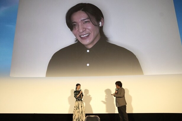 目黒もスクリーンに映し出された自分の姿を引きの画面で見て思わず笑ってしまう