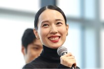 戸田恵梨香、ベージュのセットアップがお似合いのオフショットに「毎回コーデが楽しみ」の声＜リブート＞