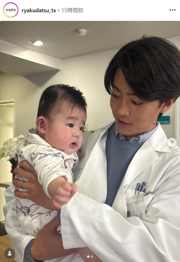 【写真】白衣姿の伊藤健太郎、赤ちゃんを抱っこする姿がファンから反響