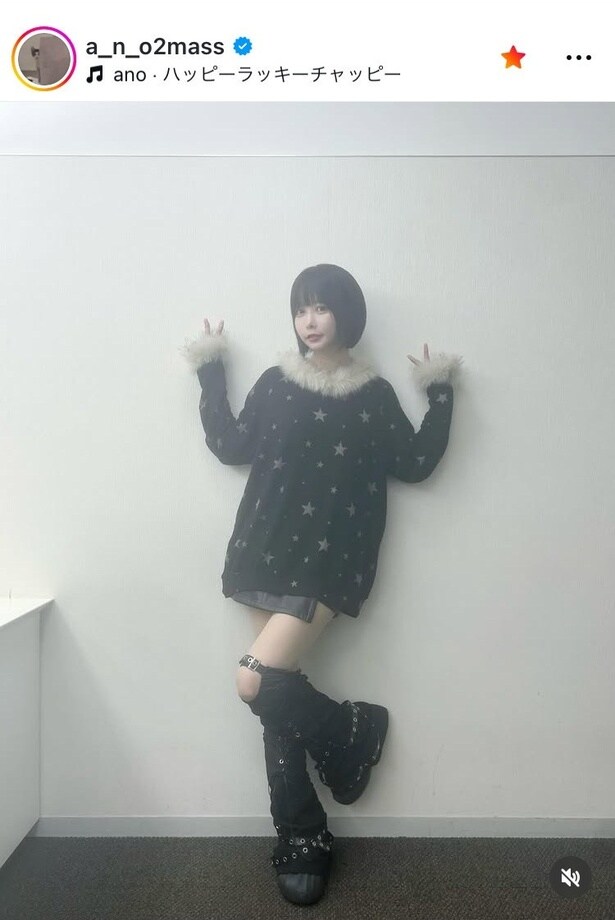 【写真】ポーズとクールフェイスの“ギャップ”…あの、美脚×ダブルピースで“甘め”ガーリー姿