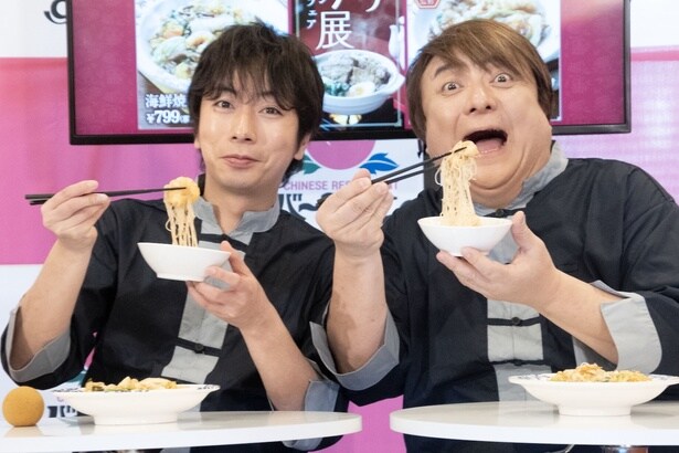 海鮮焼きビーフンを試食する河合郁人と彦摩呂