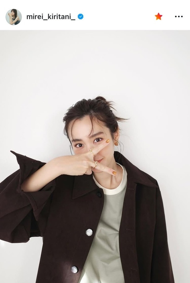 【写真】桐谷美玲、お団子ヘアー×ジャケットで“ナチュラル”な笑顔