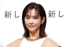 「大人かわいい」“み”サイン…桐谷美玲、お団子ヘアーで“ナチュラル”な笑顔姿に「手が綺麗」の声