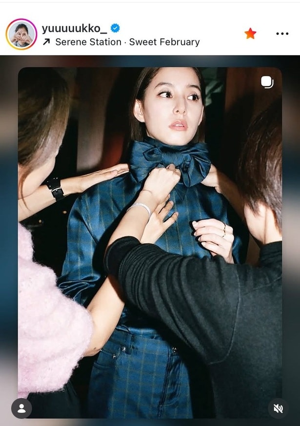 【写真】リボンタイで“エレガントさとモード感”を放つ…新木優子、ディオールの着付け姿