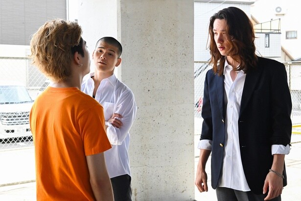 田中洸希“徹”に絡む嵐翔真“鬼塚”が怖いのにかっこよくてドキドキ…「足が長すぎ」の声＜家庭教師の岸騎士です。＞