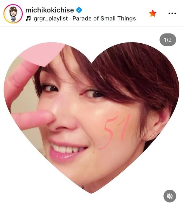 【写真】「綺麗過ぎて51には見えない」…吉瀬美智子、ハートフレームで笑顔のピチピチ肌姿