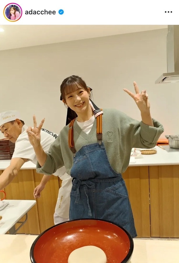 【写真】「小麦粉が手に」…足立梨花、西崎莉麻との“そば打ちデート”でダブルピースショット