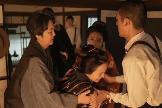 クマ(夏目透羽)を引き留めるトキ(高石あかり)たち