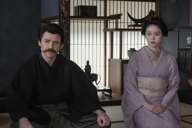 トキ(高石あかり)とヘブン(トミー・バストウ)、正木(日高由起人)の推理を真剣に聞く