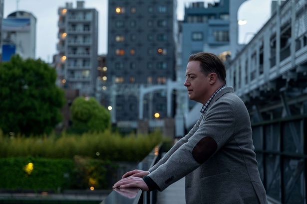 日本のロケ地での撮影を想起させるような場面写真