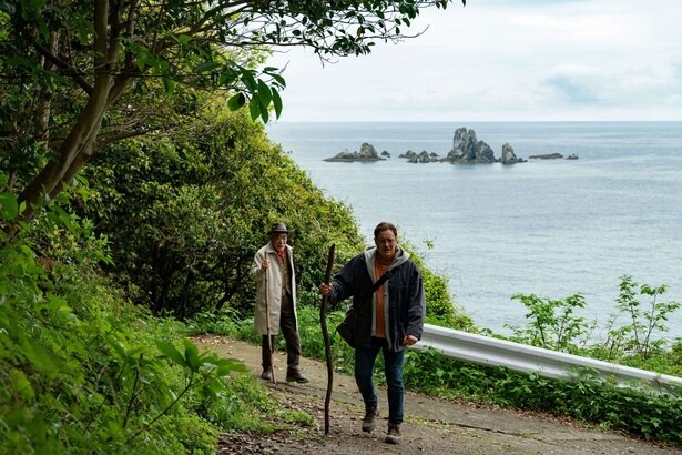 日本のロケ地での撮影を想起させるような場面写真