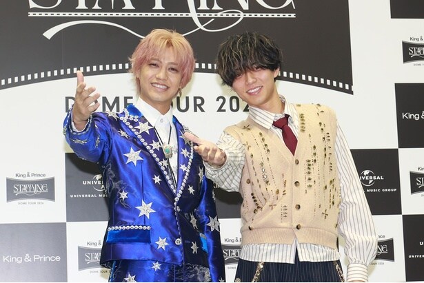 「King ＆ Prince STARRING DOME TOUR 2026」東京ドーム公演前の囲み取材で“差し上げます”ポーズをする永瀬廉、高橋海人