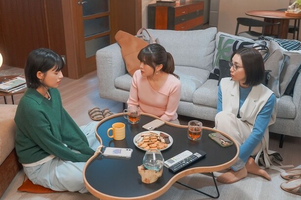 ハル(石井杏奈)の家に集まる冬実(佐津川愛美)と秋菜(山谷花純)