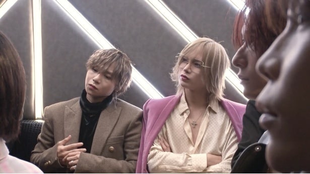 軍神が勝てなかった平良翔太(左)と早稲田卒のエリート逆巻アヤト